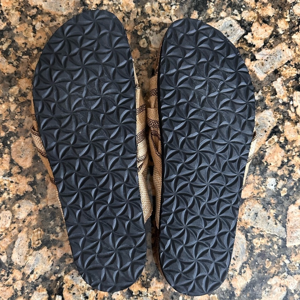 Shekudo Bahia Knot Slide
Sandals In Neutral - Picture 8 of 8